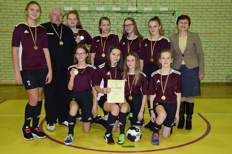 MERGAIČIŲ FUTBOLO KOMANDA – TARPZONINIŲ VARŽYBŲ PRIZININKĖ