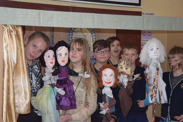 MOKYKLOS LĖLIŲ DRAMOS TEATRO BŪRELIS JAU PARODĖ PIRMUOSIUS VAIDINIMUS
