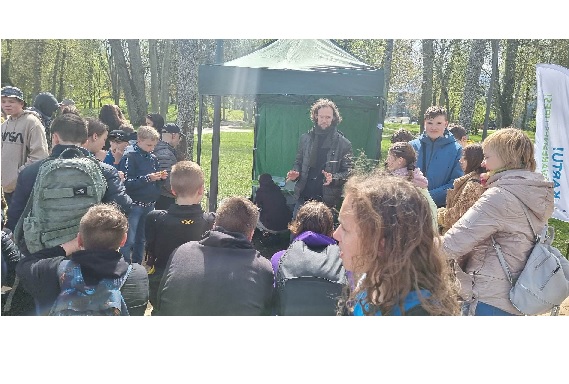 KARTU. UŽ ŠVARESNES UPES.